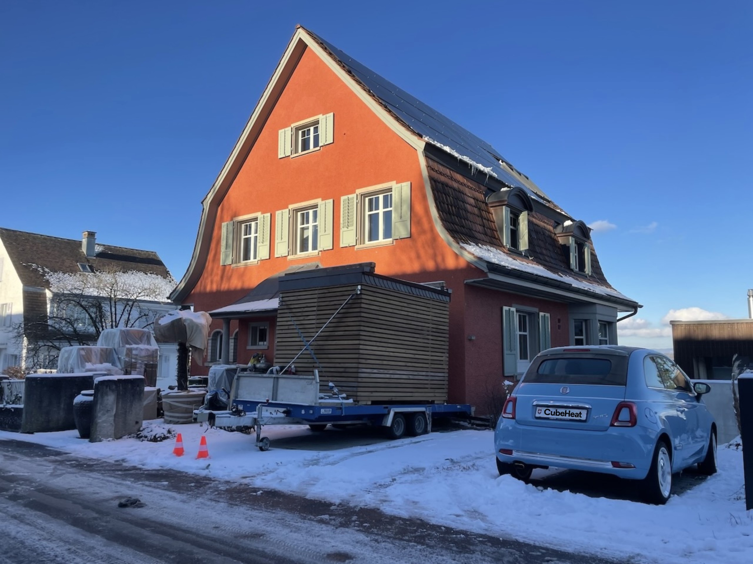 CubeE vor verschneiter Baustelle