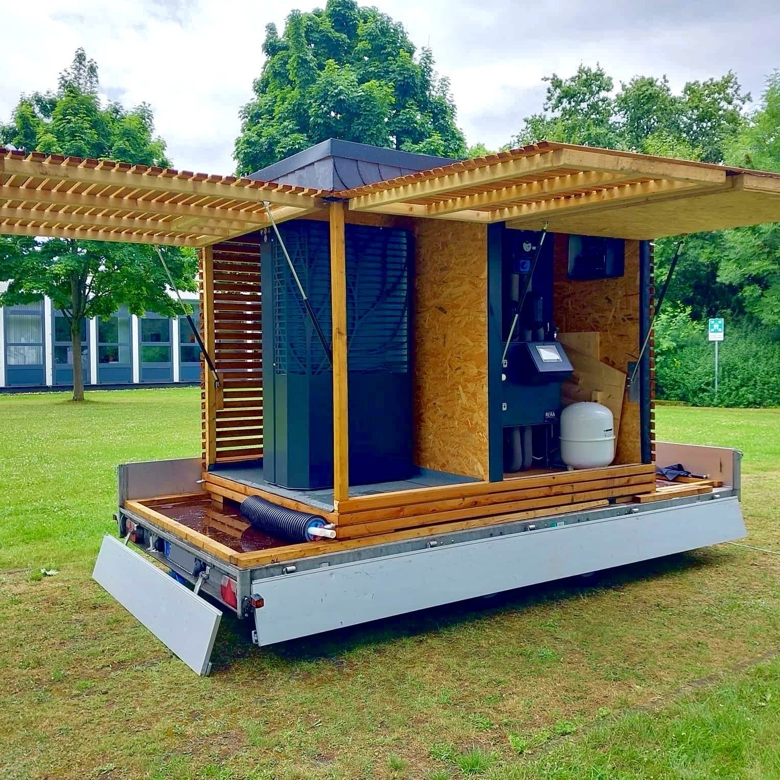 CubeE Wärmewürfel auf einem Autoanhänger, Seiten sind aufgeklappt